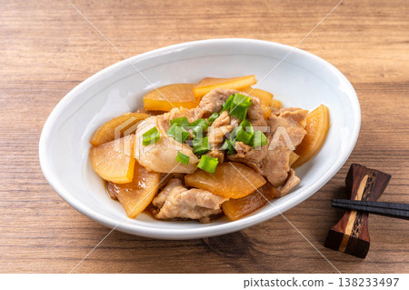 Sweet and savory stir-fried pork and daikon radish Sweet and savory stir-fried pork and daikon radish 138233497