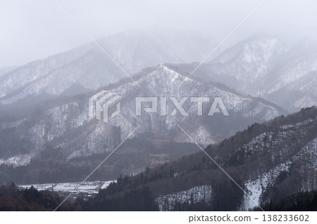 從大內水壩眺望奧會津的冬日雪景,可以看到白雪皚皚的山脈和山村。 從大內水壩眺望奧會津的冬日雪景,可以看到白雪皚皚的山脈和山村。 138233602