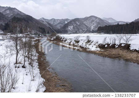 The Inagawa River flowing through Minamiaizu town in winter, and the scenery of snow-covered mountains. The Inagawa River flowing through Minamiaizu town in winter, and the scenery of snow-covered mountains. 138233707