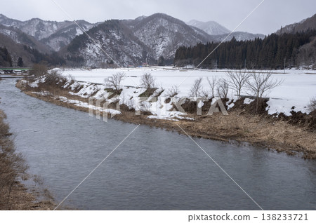The Inagawa River flowing through Minamiaizu town in winter, and the scenery of snow-covered mountains. The Inagawa River flowing through Minamiaizu town in winter, and the scenery of snow-covered mountains. 138233721