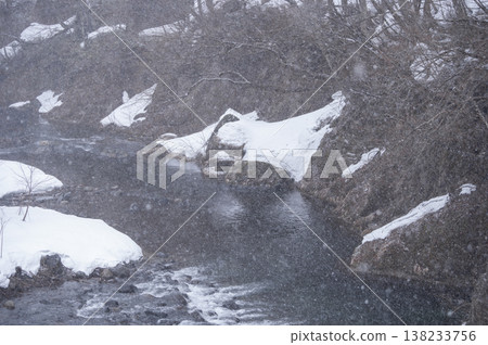 Snow-covered valleys in Hinoemata Village, the harsh winter scenery of the Inagawa River and the lingering snow adorning the rocky cliffs. 138233756