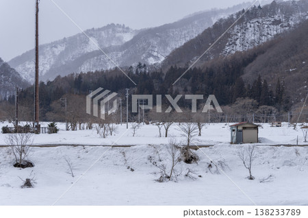 南會津鄉村的冬日景色，白雪皚皚。 138233789