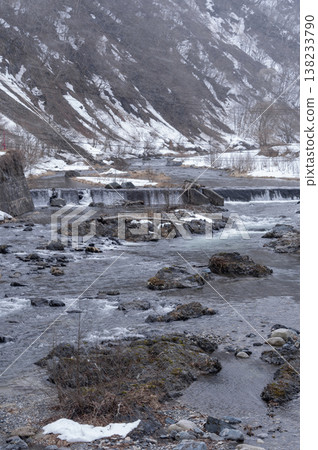 早春時節,稻川河水融水潺潺流淌,南會津山溪景色秀麗,山間仍殘留著皚皚白雪。 早春時節,稻川河水融水潺潺流淌,南會津山溪景色秀麗,山間仍殘留著皚皚白雪。 138233790