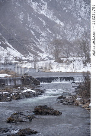 The Inagawa River in early spring, with snowmelt flowing through it, and the mountain stream scenery of Minami-Aizu with lingering snow. The Inagawa River in early spring, with snowmelt flowing through it, and the mountain stream scenery of Minami-Aizu with lingering snow. 138233793