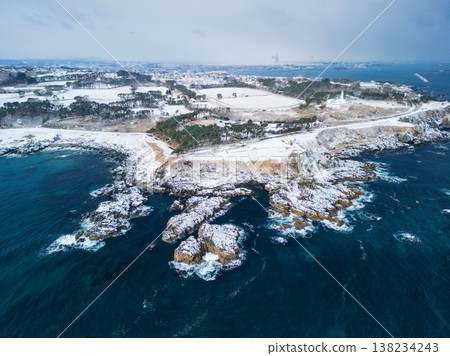 青森縣鳥瞰圖:白雪皚皚的足重崎和種佐海岸,八戶市 青森縣鳥瞰圖:白雪皚皚的足重崎和種佐海岸,八戶市 138234243