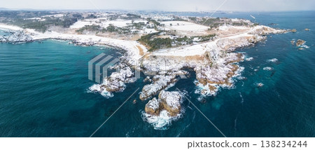 青森縣鳥瞰圖:白雪皚皚的足重崎和種佐海岸,八戶市 青森縣鳥瞰圖:白雪皚皚的足重崎和種佐海岸,八戶市 138234244