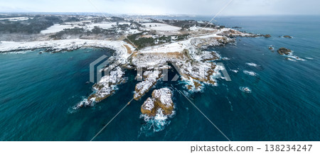 青森縣鳥瞰圖:白雪皚皚的足重崎和種佐海岸,八戶市 青森縣鳥瞰圖:白雪皚皚的足重崎和種佐海岸,八戶市 138234247