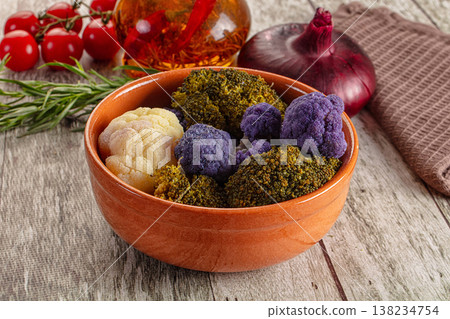 Steamed Colorful raw organic cauliflower cabbage Steamed Colorful raw organic cauliflower cabbage 138234754