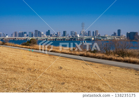 大阪市:淀川河堤岸和梅田高樓區 大阪市:淀川河堤岸和梅田高樓區 138235175