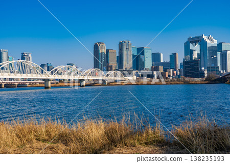大阪市：淀川上的渡槽橋和梅田的摩天大樓群。 138235193