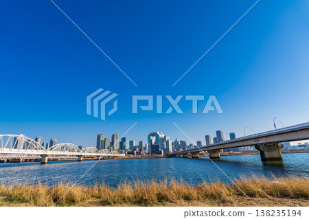大阪市：淀川上的渡槽橋、阪神高速公路橋、梅田的摩天大樓群。 138235194