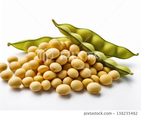 白色背景上堆放著一大堆大豆和豆莢的食品配料圖片 | 健康食品/配料圖片 138235482