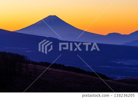 黎明時分,從霧峰高原眺望富士山:美麗的山脈景色,色彩漸層令人驚嘆。 黎明時分,從霧峰高原眺望富士山:美麗的山脈景色,色彩漸層令人驚嘆。 138236205
