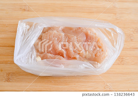塑膠袋裝雞胸肉 138236643