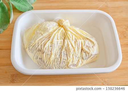 Add mayonnaise and garlic to the chicken breast and rub it in. Add mayonnaise and garlic to the chicken breast and rub it in. 138236646