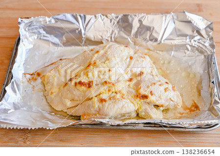 多汁的雞胸肉配蛋黃醬烘烤 多汁的雞胸肉配蛋黃醬烘烤 138236654