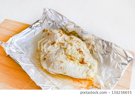 多汁的雞胸肉配蛋黃醬烘烤 多汁的雞胸肉配蛋黃醬烘烤 138236655