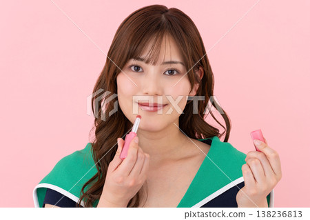 繪嘴唇的少婦 138236813
