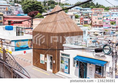 釜山：甘川文化村色彩繽紛的街道 138236891