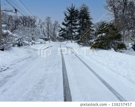 冬日雪景,居民區街道被白雪覆蓋,到處都是輪胎印。 冬日雪景,居民區街道被白雪覆蓋,到處都是輪胎印。 138237457