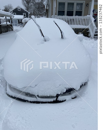 冬季景象:居民區裡,汽車完全被厚厚的積雪掩埋。 冬季景象:居民區裡,汽車完全被厚厚的積雪掩埋。 138237462