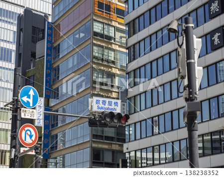 銀座的脈動與數寄屋橋交匯,形成一幅都市馬賽克般的景象。 銀座的脈動與數寄屋橋交匯,形成一幅都市馬賽克般的景象。 138238352