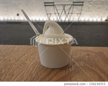 在鬧市中的隱密角落,享用純白順口的軟冰淇淋。 在鬧市中的隱密角落,享用純白順口的軟冰淇淋。 138238353