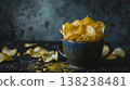 一張食物圖片，畫面中一杯薯片放在深色背景上。 138238481