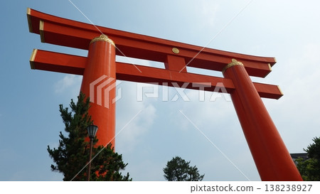 一座巨大的朱紅色鳥居 一座巨大的朱紅色鳥居 138238927