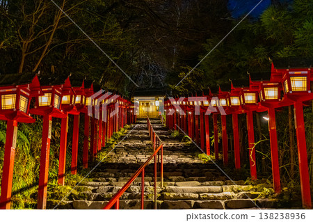 日本京都貴船神社的夜景 日本京都貴船神社的夜景 138238936