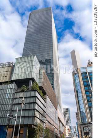 從八重洲大廈（一座綜合用途的商業摩天大樓）出發，可直接通往東京車站。 138239267