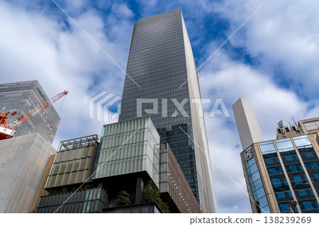 從八重洲大廈(一座綜合用途的商業摩天大樓)出發,可直接通往東京車站。 從八重洲大廈(一座綜合用途的商業摩天大樓)出發,可直接通往東京車站。 138239269