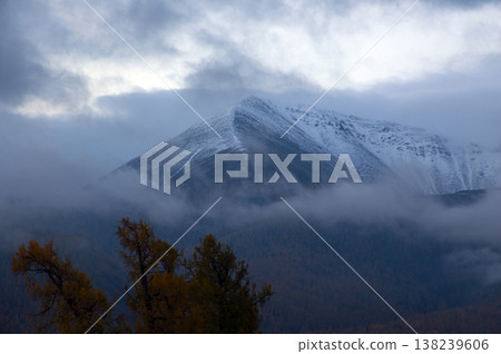 Snow-capped mountains and misty mountain scenery in Baihaba village, Xinjiang. Snow-capped mountains and misty mountain scenery in Baihaba village, Xinjiang. 138239606