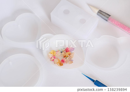 Making resin with dried flowers 138239894