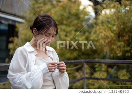 一位年輕貌美的女子站在陽台上。 138240833