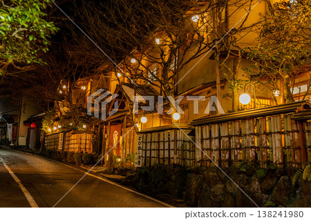 日本京都貴船神社附近傳統日式餐廳的夜景 日本京都貴船神社附近傳統日式餐廳的夜景 138241980