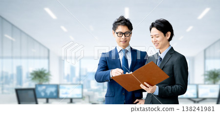 兩個男性商人開會 兩個男性商人開會 138241981