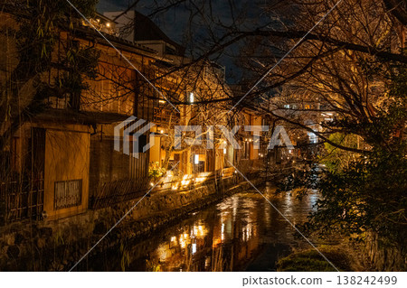 日本京都祇園白川夜景 - 辰巳橋 138242499