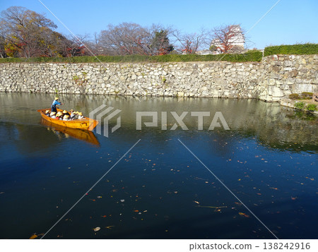 姬路城內護城河和文化觀光船（兵庫縣姬路市），攝於 2025 年 11 月。 138242916