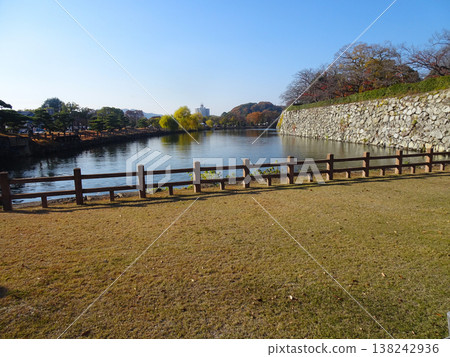 姬路城內護城河(兵庫縣姬路市),攝於 2025 年 11 月。 姬路城內護城河(兵庫縣姬路市),攝於 2025 年 11 月。 138242936