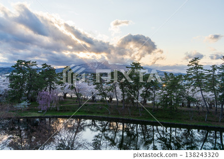 A landscape of Mount Iwaki, cherry blossoms in Hirosaki, and the water's surface (Hirosaki City, Aomori Prefecture) 138243320