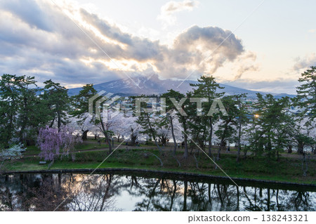 A landscape of Mount Iwaki, cherry blossoms in Hirosaki, and the water's surface (Hirosaki City, Aomori Prefecture) A landscape of Mount Iwaki, cherry blossoms in Hirosaki, and the water's surface (Hirosaki City, Aomori Prefecture) 138243321