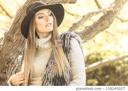 Beautiful autumnal woman in park 138245027
