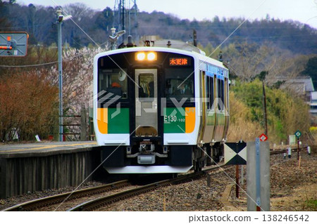 連接內房和內陸房總半島的非電氣化線路…JR久留裡線,KiHa E130系列100系列 連接內房和內陸房總半島的非電氣化線路…JR久留裡線,KiHa E130系列100系列 138246542