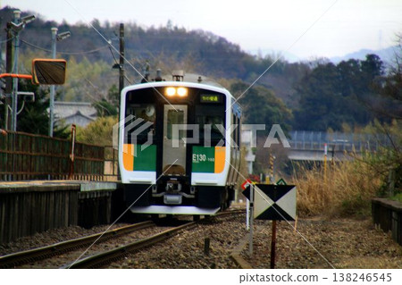 A non-electrified line connecting Uchibo and the inland Boso Peninsula... JR Kururi Line, KiHa E130 series 100 series A non-electrified line connecting Uchibo and the inland Boso Peninsula... JR Kururi Line, KiHa E130 series 100 series 138246545