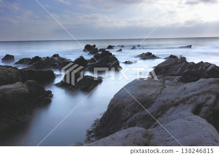 衝擊岩石的波浪 138246815