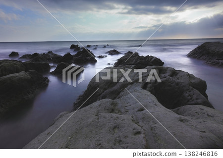 衝擊岩石的波浪 衝擊岩石的波浪 138246816