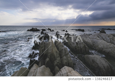 冬季海岸線上波濤洶湧 冬季海岸線上波濤洶湧 138246817