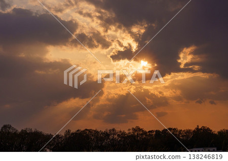 太陽穿過雲層落下 太陽穿過雲層落下 138246819