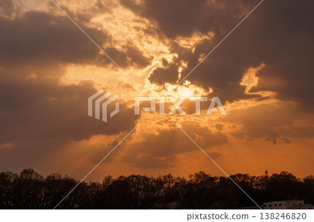 透過雲層縫隙看到的太陽 138246820